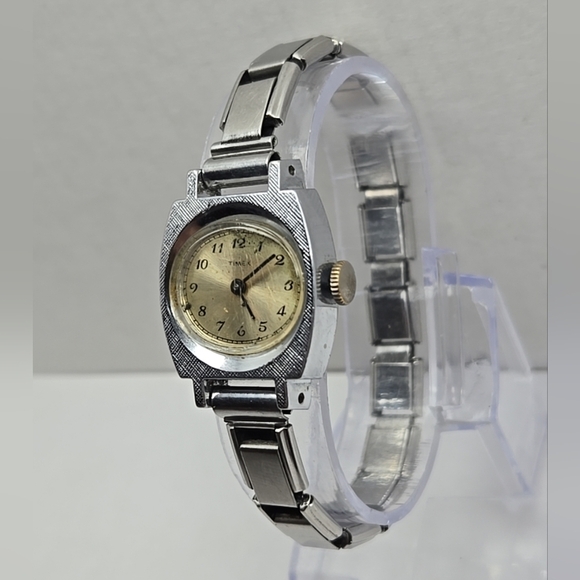 Womens Vintage Timex Bracelet Manual Wind Watch Silver Tone Running - Picture 2 of 11